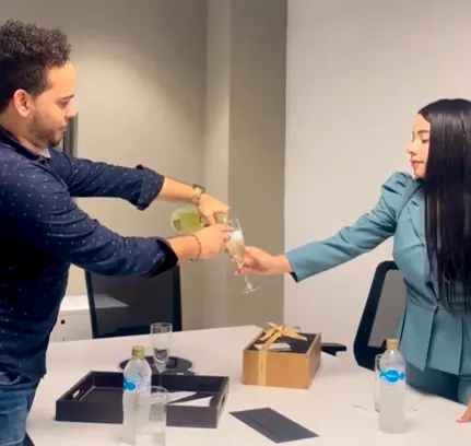 Mirla del Rio brindando con propietario de poseidonia residences